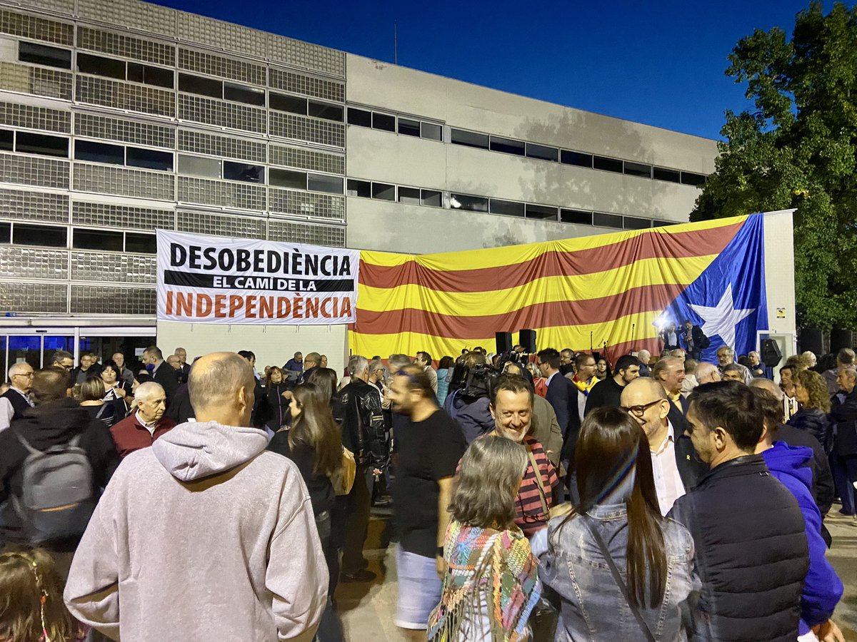 El pati de l’<a href="/EOILleida/">EOI de Lleida</a> ha acollit l’acte en memòria dels 5 anys dels fets de l’1 d’Octubre 🗳 L’acte, organitzat per <a href="/CLxR_Lleida/">Consell Local Lleida</a>, ha comptat amb un debat i amb diverses actuacions musicals 🎶 El regidor <a href="/jrutllant/">Jaume Rutllant</a> ha participat al col·loqui “5 anys de l’1-O. I ara què?” 📢