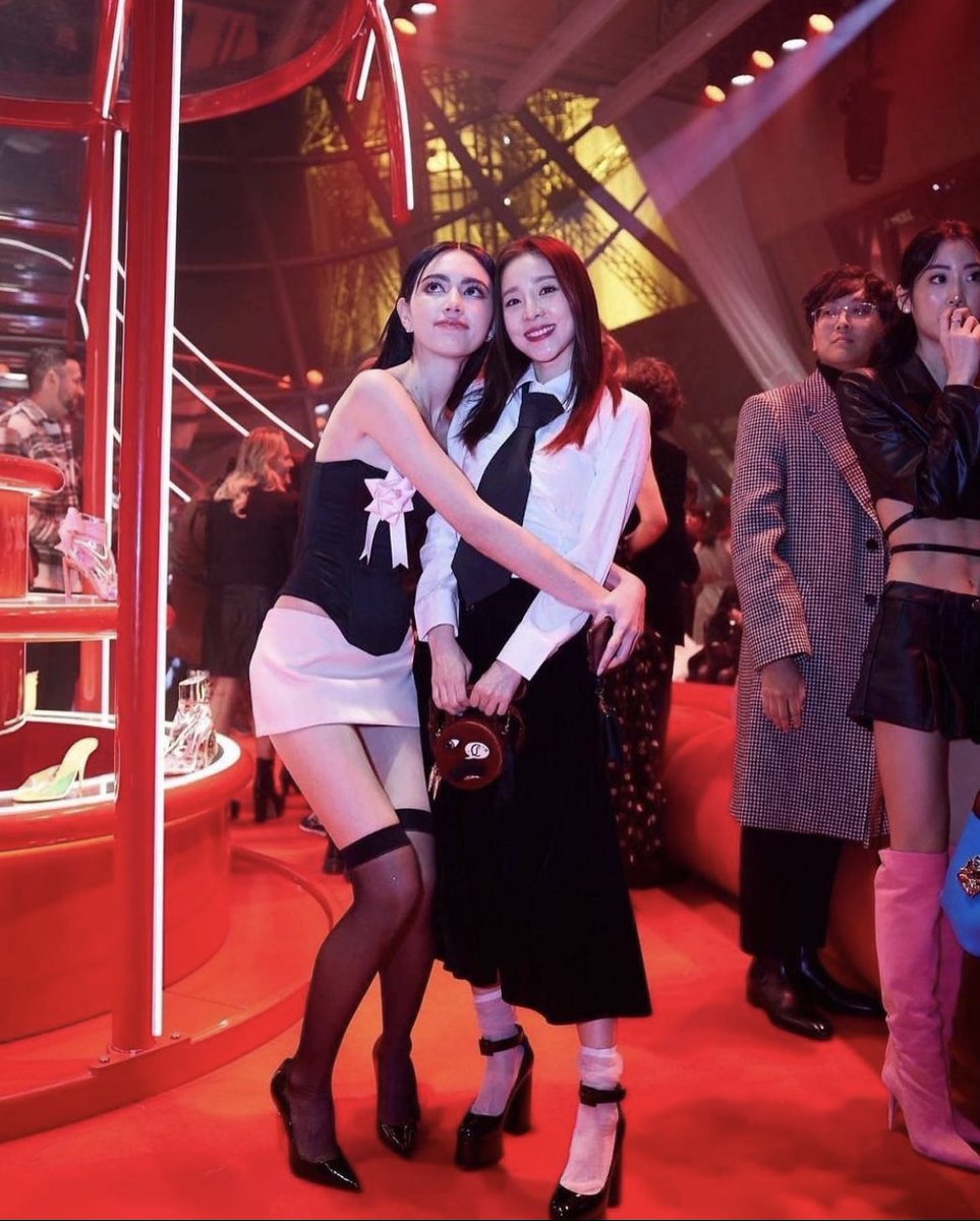 performerDARA's tweet photo. Besties DAVIKA and DARA at the Christian Louboutin show for Paris Fashion Week 2022 🥹🧡

SANDARA FOR CHRISTIAN LOUBOUTIN
#SANDARAxPFW #SandaraPark https://t.co/kyCyZm7mhC