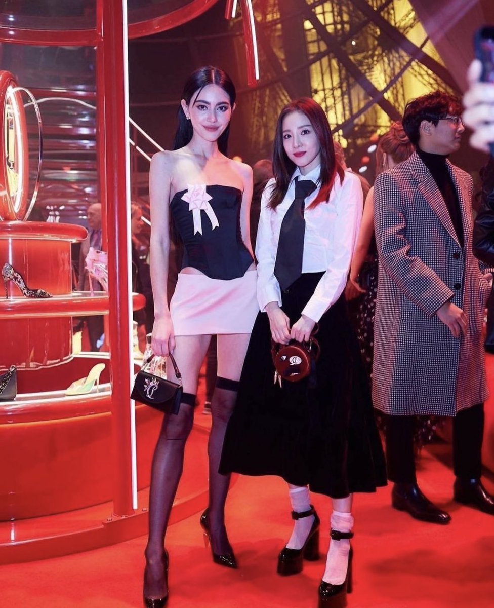 performerDARA's tweet photo. Besties DAVIKA and DARA at the Christian Louboutin show for Paris Fashion Week 2022 🥹🧡

SANDARA FOR CHRISTIAN LOUBOUTIN
#SANDARAxPFW #SandaraPark https://t.co/kyCyZm7mhC