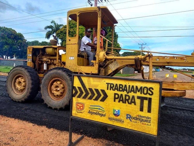 Hernanrodrigz76's tweet photo. Llegó el asfaltado a la nueva Ciudad del sur de Anzoátegui, son más de 500 toneladas para la Guzmán Blanco. Con el apoyo del gobernador Luis Marcano vamos por la renovación de Ciudad Orinoco. Pendientes porque lo que viene, es bueno.

#ElOrinocoYElMagdalena https://t.co/mVY6PvkpX2