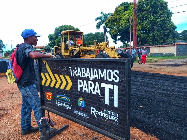 Hernanrodrigz76's tweet photo. Llegó el asfaltado a la nueva Ciudad del sur de Anzoátegui, son más de 500 toneladas para la Guzmán Blanco. Con el apoyo del gobernador Luis Marcano vamos por la renovación de Ciudad Orinoco. Pendientes porque lo que viene, es bueno.

#ElOrinocoYElMagdalena https://t.co/mVY6PvkpX2