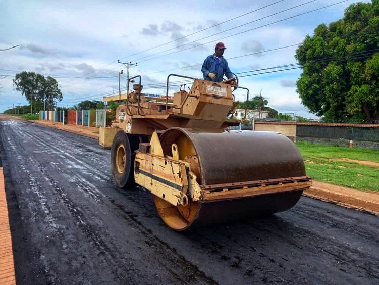 Hernanrodrigz76's tweet photo. Llegó el asfaltado a la nueva Ciudad del sur de Anzoátegui, son más de 500 toneladas para la Guzmán Blanco. Con el apoyo del gobernador Luis Marcano vamos por la renovación de Ciudad Orinoco. Pendientes porque lo que viene, es bueno.

#ElOrinocoYElMagdalena https://t.co/mVY6PvkpX2