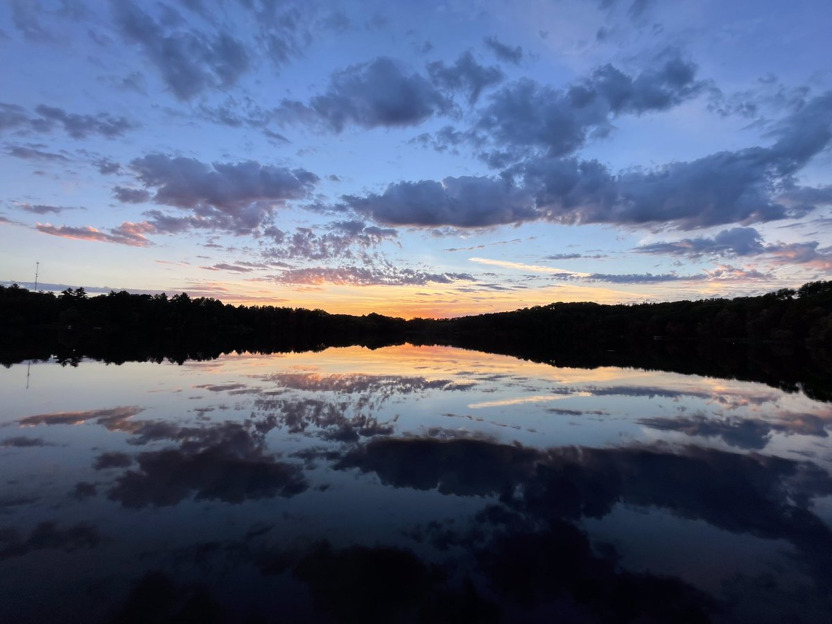 VirtualSprite's tweet photo. Just a gorgeous sunset over a lake in northern Wisconsin, in case anyone needs a random hit of beauty in their feed tonight. https://t.co/kBtpTobdMQ