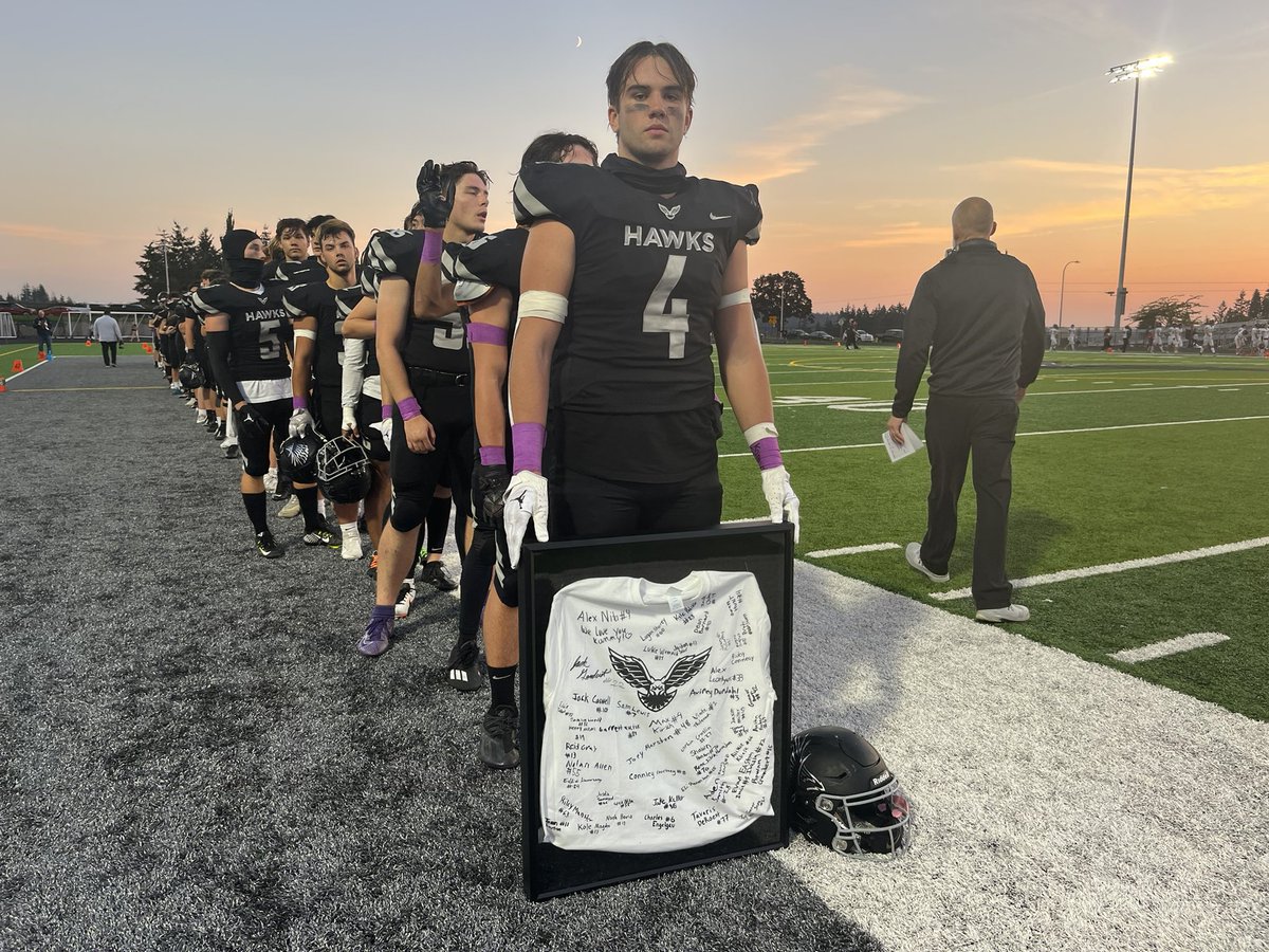 NickKrupke's tweet photo. New neighborhood rivals unite to honor the life of Kamryn Jenkins @adrienn51941384 @clackamas_high as cancer recently stole the life of the 16-year-old junior #KamStrong https://t.co/2B3ere0Hol