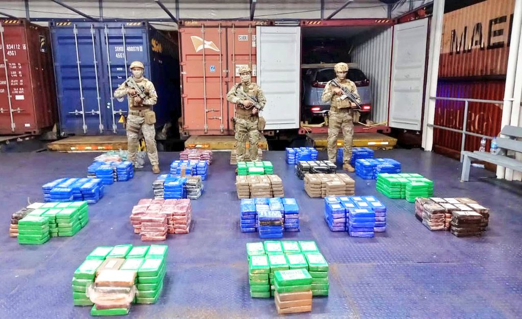 aeronavalpanama's tweet photo. #LuchaContraElNarcotráfico | En conjunto con @PGN_PANAMA 
Fiscalía de Drogas de Panamá, en el marco de la #OperaciónIstmo se confirma el resultado de 990 paquetes de presunta sustancia ilícita en la Terminal Portuaria de la Zona Pacífico/prov. de #Panamá.

@MinSegPma @tupistapty https://t.co/V8TSYsXKQA