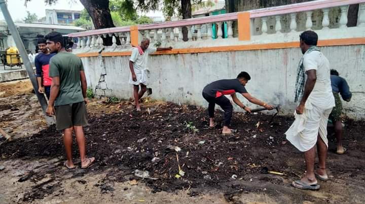 yuva_brigade's tweet photo. #CleanlinessIsHealth #SwachhBharat #SwachhMandir 
#YuvaBrigade volunteers cleaned the premises of Sri Devi and Sri Shivalingeshvara temple and also repaired the road https://t.co/2vQvSxly7A