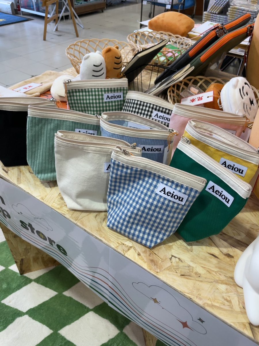 TsutayaMizusawa's tweet photo. 店長ですm(__)m
残り5日となりました #韓国雑貨 の #MMESH
POPUPSHOPよりおすすめ紹介のご紹介!
#Aeiou の #ベーシックポーチ おすすめです!
小さいように見えますが、意外と深さがあって、
自立もしますので、見た目以上に収納できます!
カラバリもたくさんあって迷っちゃいます。 https://t.co/bqC1HJI3mk