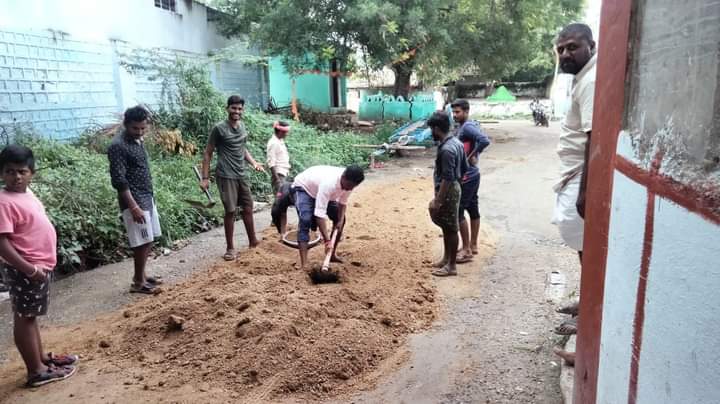 yuva_brigade's tweet photo. #CleanlinessIsHealth #SwachhBharat #SwachhMandir 
#YuvaBrigade volunteers cleaned the premises of Sri Devi and Sri Shivalingeshvara temple and also repaired the road https://t.co/2vQvSxly7A