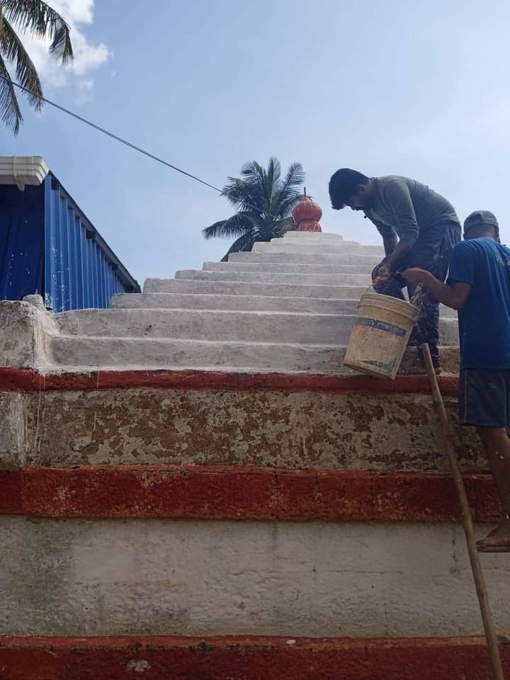 yuva_brigade's tweet photo. #CleanlinessIsHealth #SwachhBharat #SwachhMandir #YuvaBrigade 
At MK Hubbli YB volunteers cleaned and painted Sri Suryanaryana Temple on the occasion of #Dussehra https://t.co/ZFKPv4LkkR