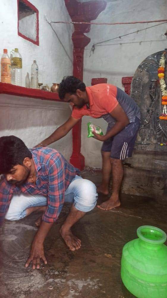 yuva_brigade's tweet photo. #CleanlinessIsHealth #SwachhBharat #SwachhMandir #YuvaBrigade 
At MK Hubbli YB volunteers cleaned and painted Sri Suryanaryana Temple on the occasion of #Dussehra https://t.co/ZFKPv4LkkR