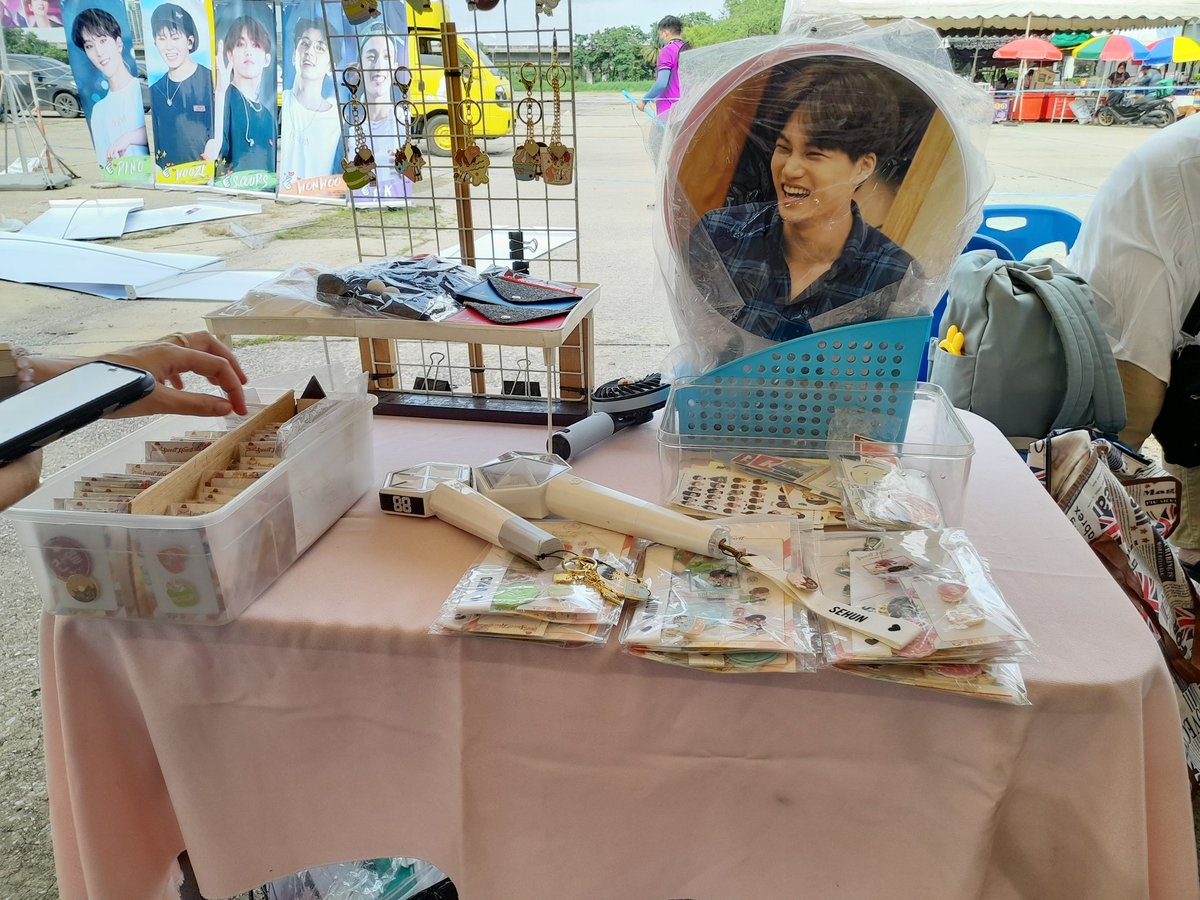 Gwiyeoun_gwi's tweet image. ร้านขายปลอกแท่งไฟอยู่ข้างๆร้าน @Thingsbox_ ค้า แวะมาซื้อกันได้น้า #BESTOFBEST_BKK