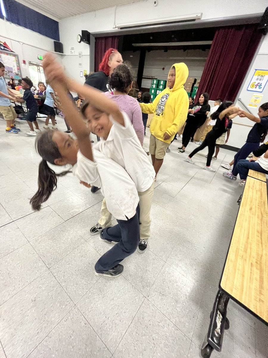 RASRIOVISTA's tweet photo. Students celebrated Latin Heritage month! Just a little dance party. @mdusd_stephanie @BACRdotORG @MtDiabloUSD @Rosa_MdusdCARES #mdusd #cares #expandedlearningprogram https://t.co/lWjZOW2Kqa