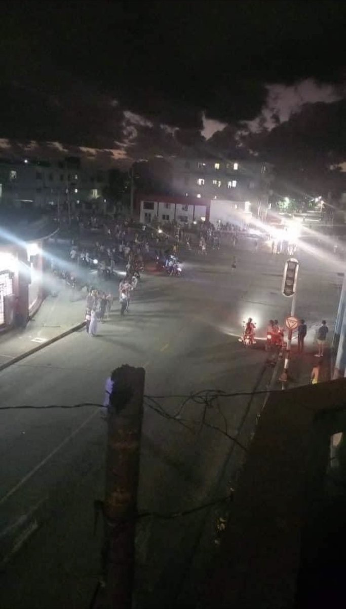⚠️ — #Ahora: Imagen de la protesta en 31 y 44, municipio Playa, que logra romper la censura digital del régimen cubano. #CubaPaLaCalle