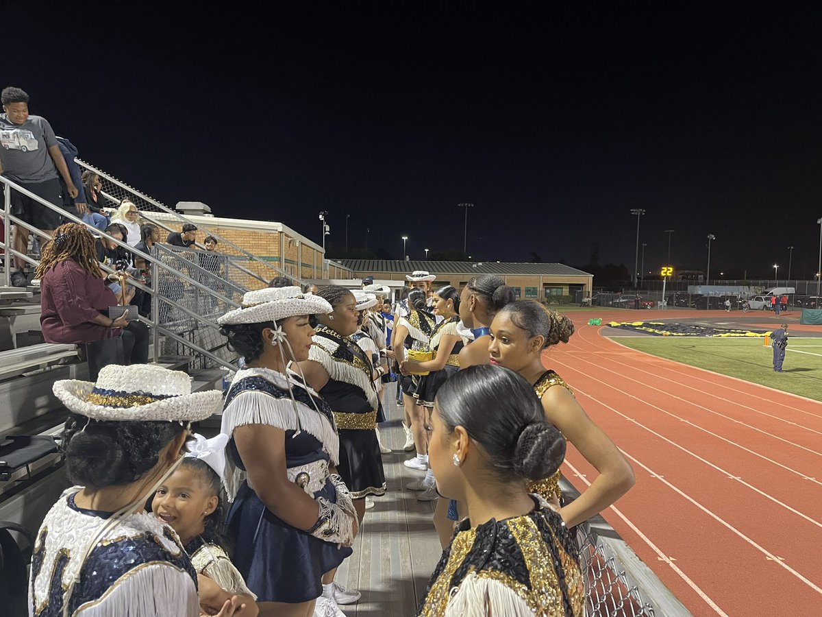 DanceHoffman's tweet photo. Hornets during the crossover! Dancers get to meet and talk with the opposing team! Great tradition! @HoffmanMS_AISD @AggieAdmin92 @MsD_Burnett https://t.co/JMoaJUHswv