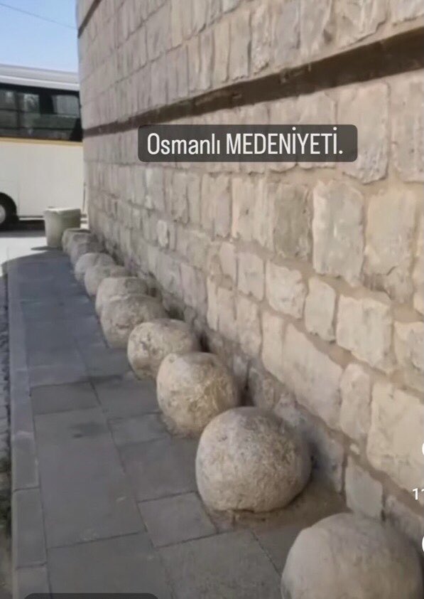 Bu gördüğünüz taşlara Osmanlı'da "misafir taşı" denir. Bir şehre gittiniz.. fakirsiniz paranız yok gidecek yeriniz yok. Bu taşlardan birine oturursunuz. Taş sahibi gelir kolunuza girer bişey sormadan sizi evine götürür yedirir içirir misafir eder cebinize harçlık koyup uğurlar...