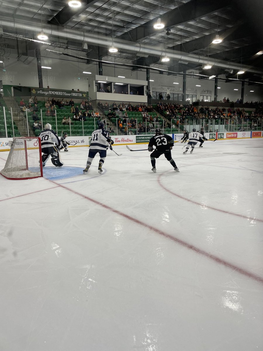USaskAirini's tweet photo. Good times continue for USask Huskies tonight - 5-2 up so far….My first time at a game here in this wonderful Merlis Belsher hockey facility. Top sports, top teams, top community support for USask Huskies :) https://t.co/afBCURdLsC