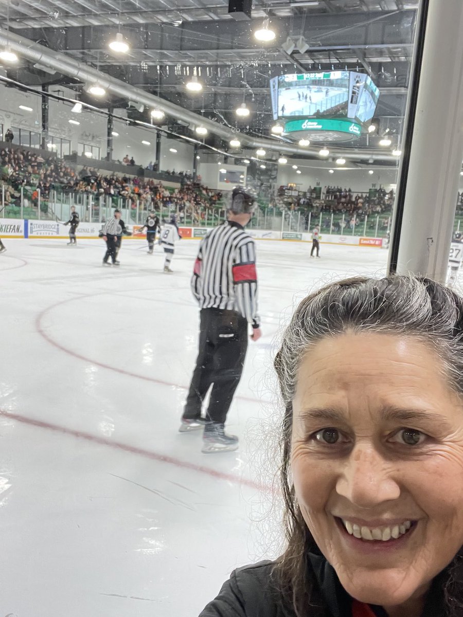 Good times continue for USask Huskies tonight - 5-2 up so far….My first time at a game here in this wonderful Merlis Belsher hockey facility. Top sports, top teams, top community support for USask Huskies :)