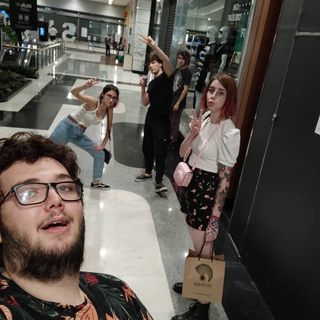 thinkermount's tweet photo. simplesmente a era dos vlogs https://t.co/UGCEkJ8djx