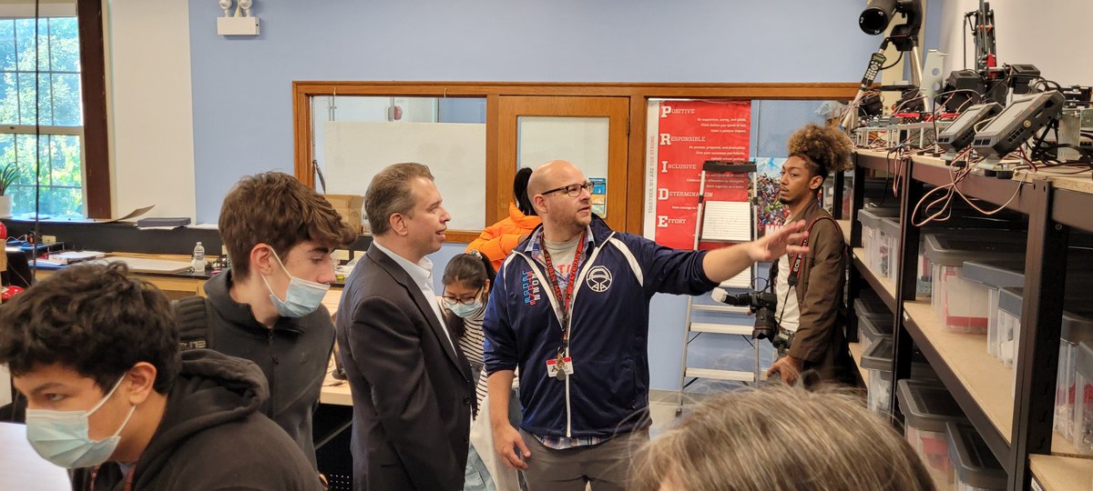 ChiPubSchools's tweet photo. A school cafeteria is a vital place for students to connect, and now @VonSteubenMSC 's has an upgrade. With 39th Ward Alderwoman Samantha Nugent as a champion, the added cafeteria, new science labs and more are part larger $3.1 million CPS-funded project at the school. https://t.co/j6E45N8RVg