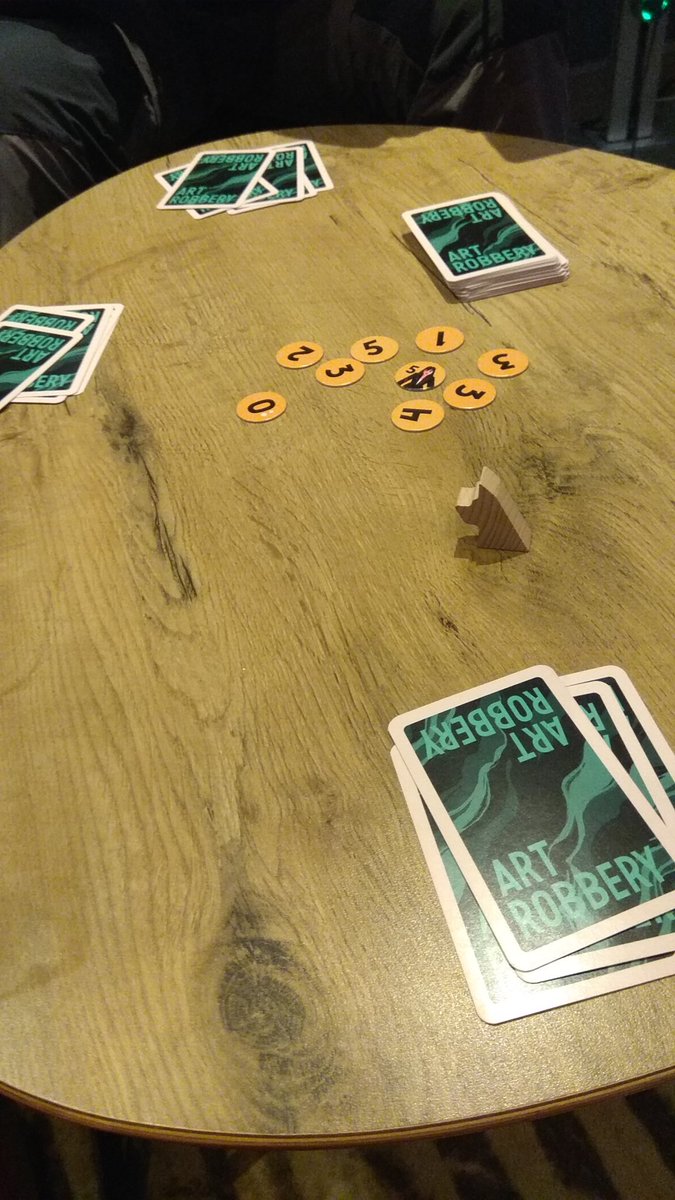 meyklar's tweet photo. On commence #Octogônes à l'hôtel avec la découverte du #j2s #ArtRobbery avec @_Hina___ et @xu1er https://t.co/XafSj9amPm