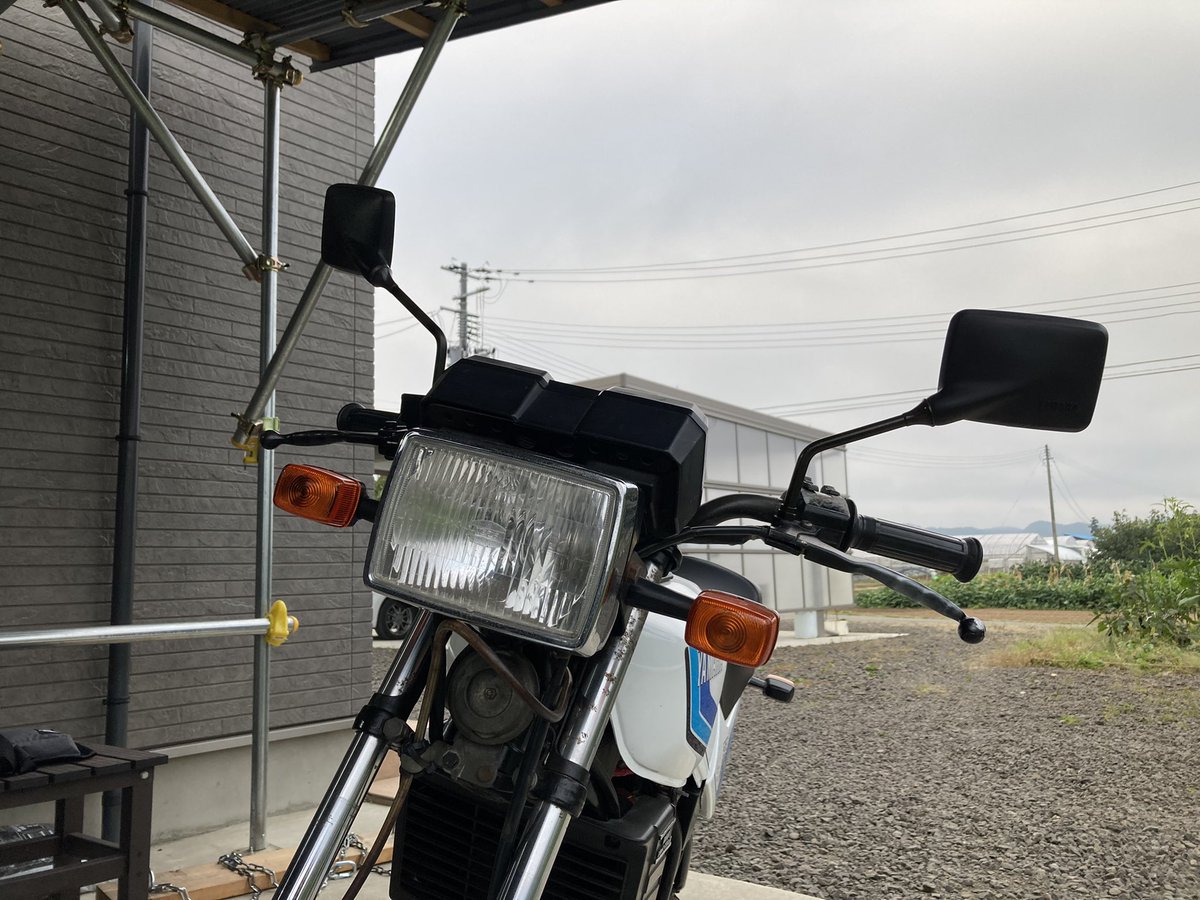 te49984199's tweet photo. やっと左側ミラー付けた😆
RZ50純正は丸型ミラーですが、四角ライトには四角ミラー👍🏻でもYAMAHA純正には変わりはない😊
#RZ50 #5R2 #初期型 https://t.co/Q5pdKm4HzA