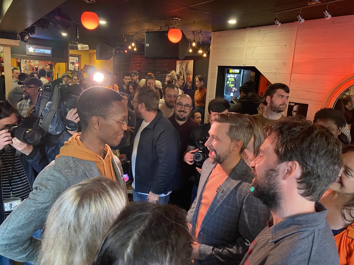 En campagne… Gabriel Nadeau-Dubois acceuilli par 250 partisans galvanisés dans Hull où une lutte à 3 est en cours