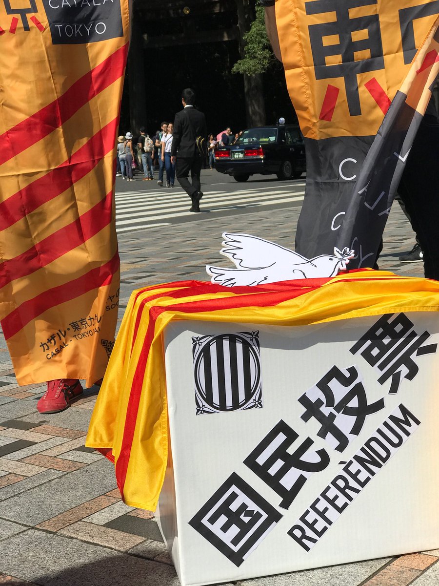 tobuushi's tweet photo. Bon dia! 5 anys enrere els catalans de Tòquio ens vàrem reunir per solidaritzar-nos amb vosaltres. Com que no podíem votar vàrem improvitzar una urna. Va fer un dia preciós i ple d’il·lusió i esperança. El govern ens ha deixat sols i ara la lluita ha de ser del poble. ✊✊✊✊ https://t.co/jZiq0vSmEa