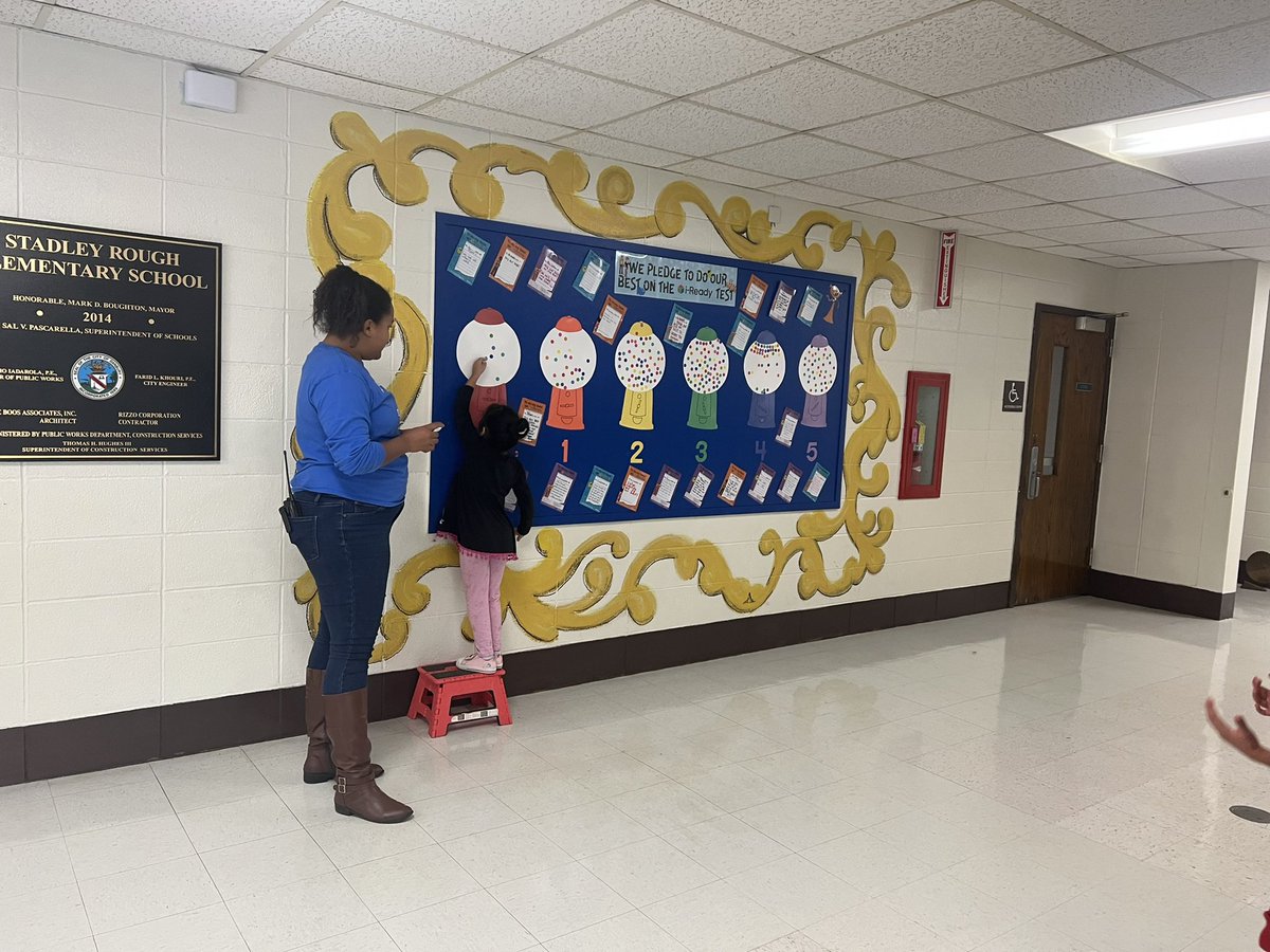 StadleyRough's tweet photo. Mrs. Ofori and her #STRkinders were spotted adding gumballs to show @iReady completion 👏🏽 #STRlearns https://t.co/m30EAdQArk