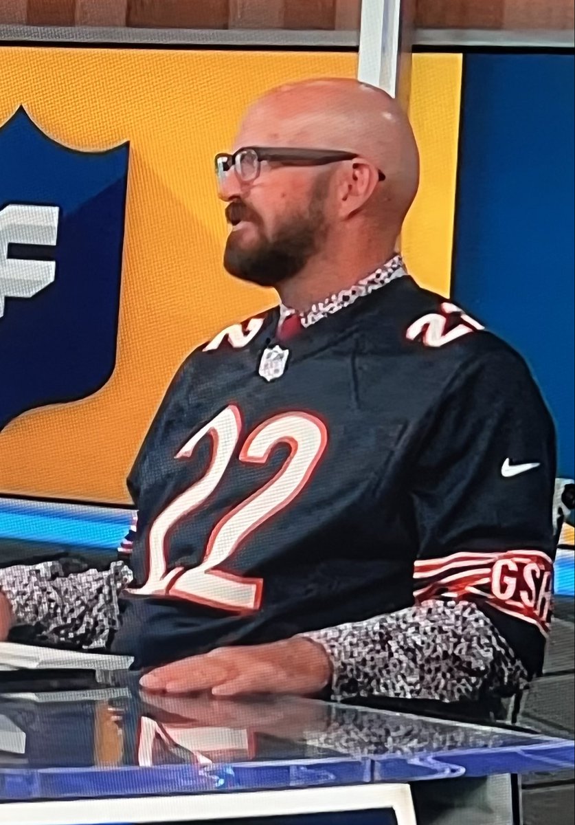 Shellsyeah81's tweet photo. Long sleeve collared dress shirt &amp; tie WITH an #NFL jersey… 👀

What is this monstrosity? #NFL #HTTC #neverdothis https://t.co/qtZdg6RXvS