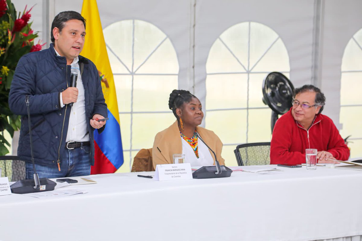 ViceColombia's tweet photo. #AEstaHora | Continúa la jornada de planeación estratégica del Gobierno Nacional en #HatoGrande. Seguimos trabajando para materializar los cambios necesarios para Colombia 🇨🇴, y por los cuales nos eligieron.

#GobiernoDeLaGente

📸: @AlexaRochi__ https://t.co/b6EaResRqn