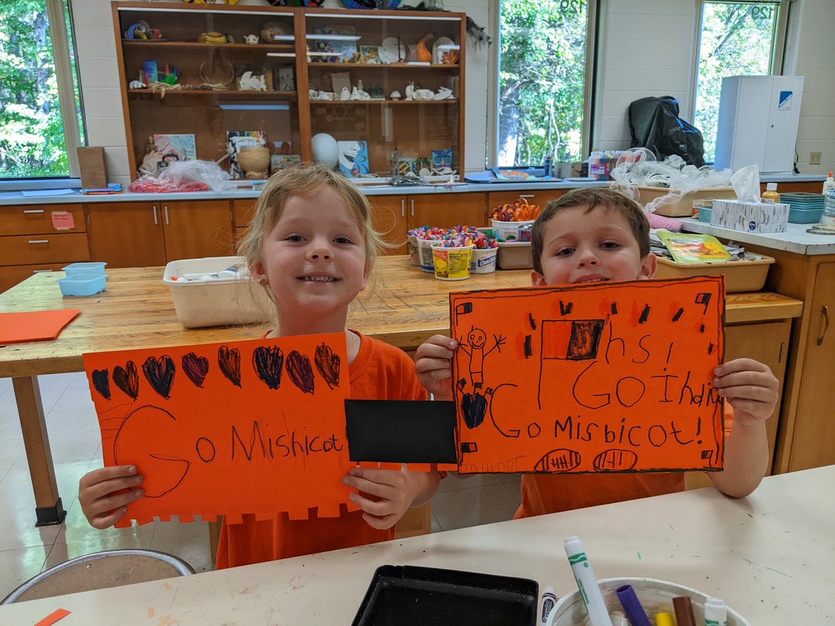 MsDellger's tweet photo. Ms. Weidner's kindergarten class was showing their school spirit before the parade this afternoon! https://t.co/bqHOngjfFp
