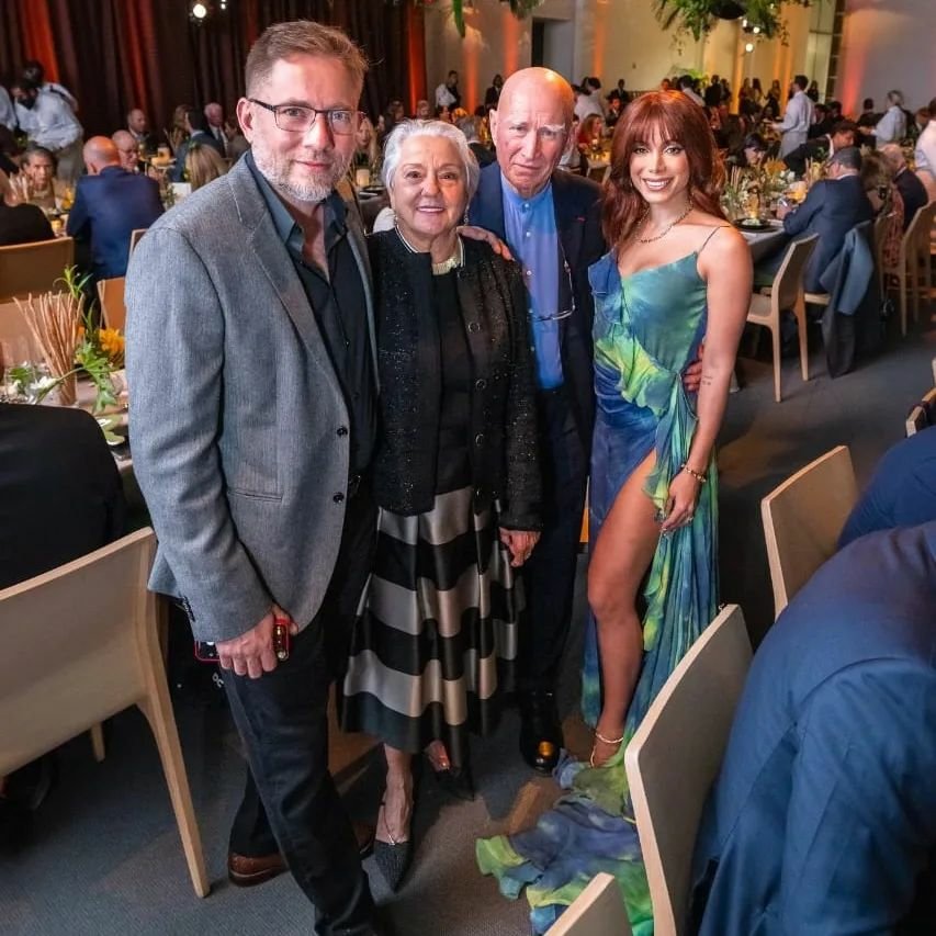 Estive presente com o Sebastião Salgado, Lélia Deluiz Wanick Salgado e a candidata a deputada @GuajajaraSonia em uma noite incrível na @Sothebys para apoiar o trabalho do @InstitutoTerra_