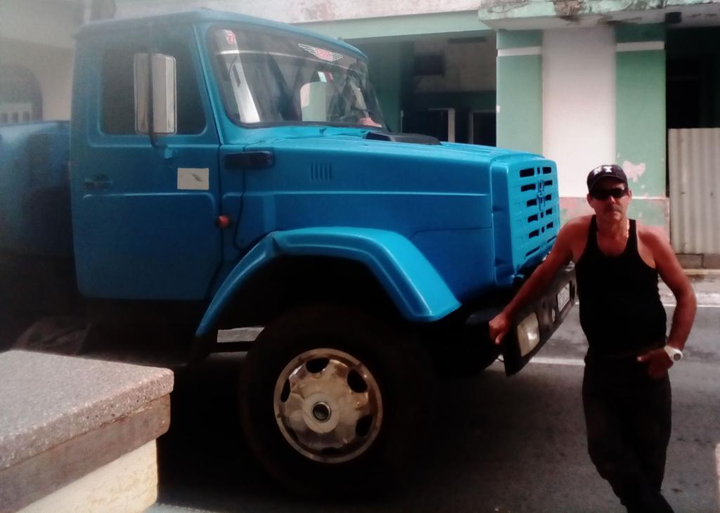 Rubén Hoyo Tapia trabajador de la Empresa Aguas Oeste de la Habana se encuentra prestando servicio en #PinardelRío  nos cuenta que ya estuvo en la base de supertanqueros y siempre está presto ayudar #Solidaridad #CubaSeRecupera <a href="/UlisesGuilarte/">Ulises Guilarte de Nacimiento</a>