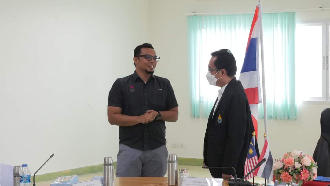 caar_abas's tweet photo. Courtesy visit to Princess Naradhiwas University, Naratiwat. Looking forward for fruitful discussion and collaboration in student mobility and activities. Hopefuly it will benefit Sains Kelestarian Alam Sekitar and Sains Sumber Asli student in UMK.
#SainsKelestarian
#DiscoverFSB https://t.co/ijVQsFob3E