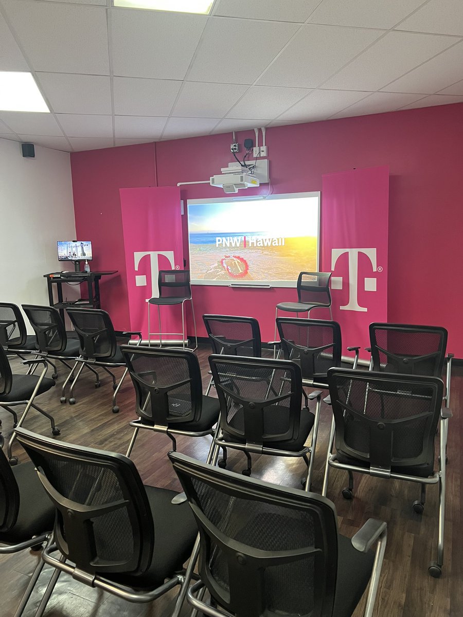 kalei1293's tweet photo. Happy Aloha Friday Twitter Ohana! We had the opportunity to host a town hall at our Salt Lake location with all of our Hawai’i RSMs and our guest @rwashley1 &amp; @arunramchan🤙🏽 #hicentral https://t.co/k9zia3pIqS