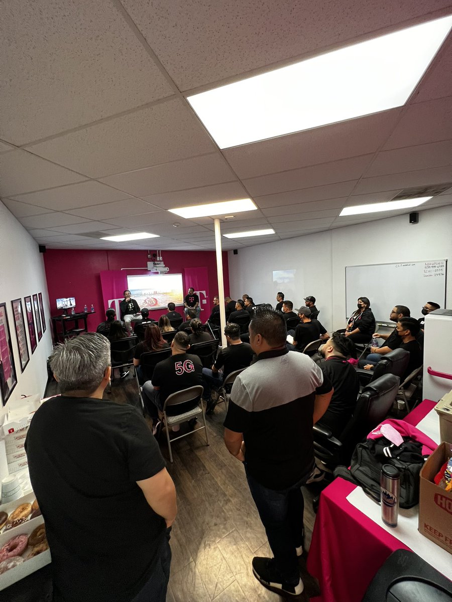 kalei1293's tweet photo. Happy Aloha Friday Twitter Ohana! We had the opportunity to host a town hall at our Salt Lake location with all of our Hawai’i RSMs and our guest @rwashley1 &amp; @arunramchan🤙🏽 #hicentral https://t.co/k9zia3pIqS