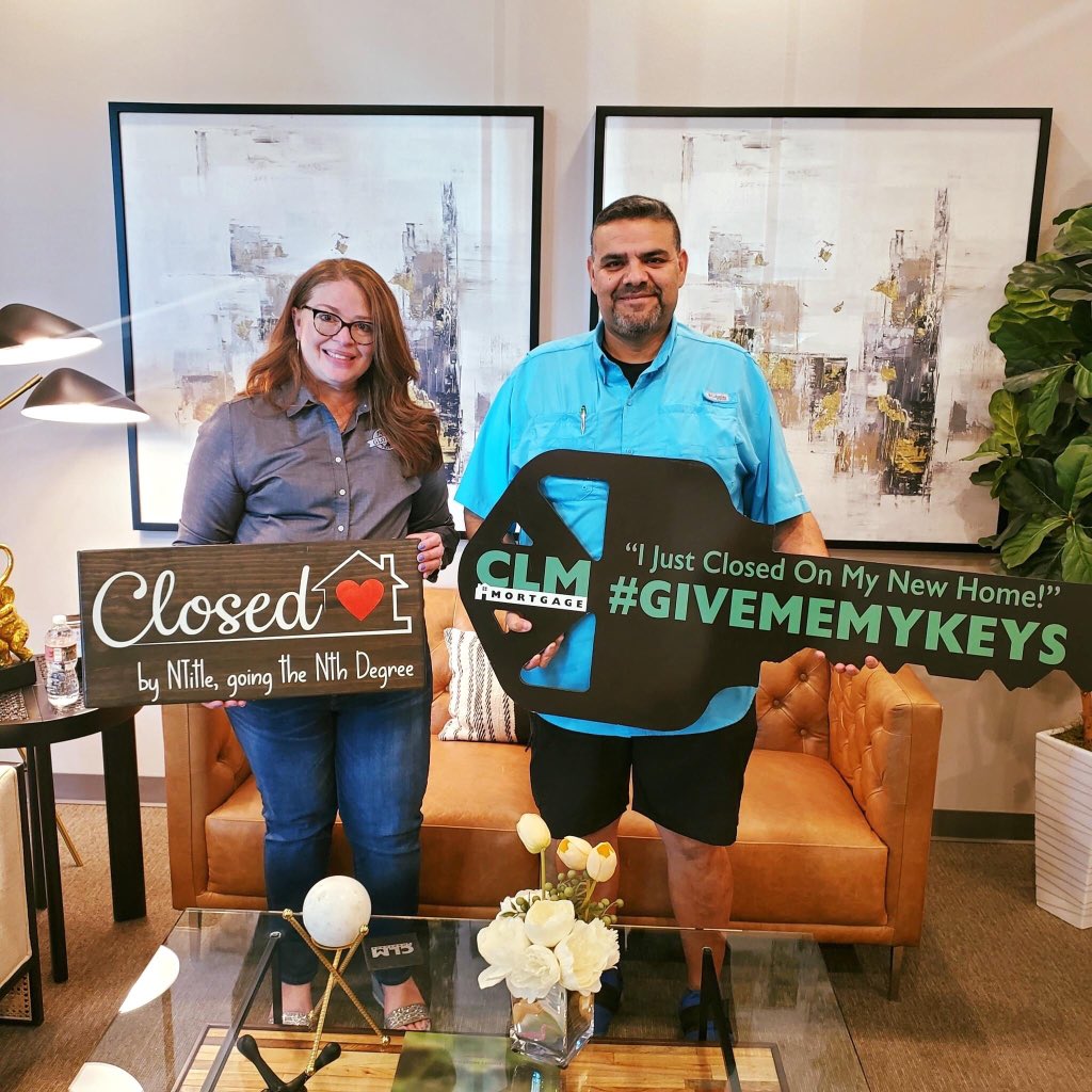 ChesmarHomesTX's tweet photo. 𝙃𝙖𝙥𝙥𝙮 𝙣𝙚𝙬 𝘾𝙝𝙚𝙨𝙢𝙖𝙧 𝙝𝙤𝙢𝙚𝙤𝙬𝙣𝙚𝙧𝙨 have the 🔑 to their new #homesweethome! 🤩🏠😃

#choosechesmar #newhomeowners #chesmarhomes #texashomebuilder https://t.co/Y822dl6Q6C