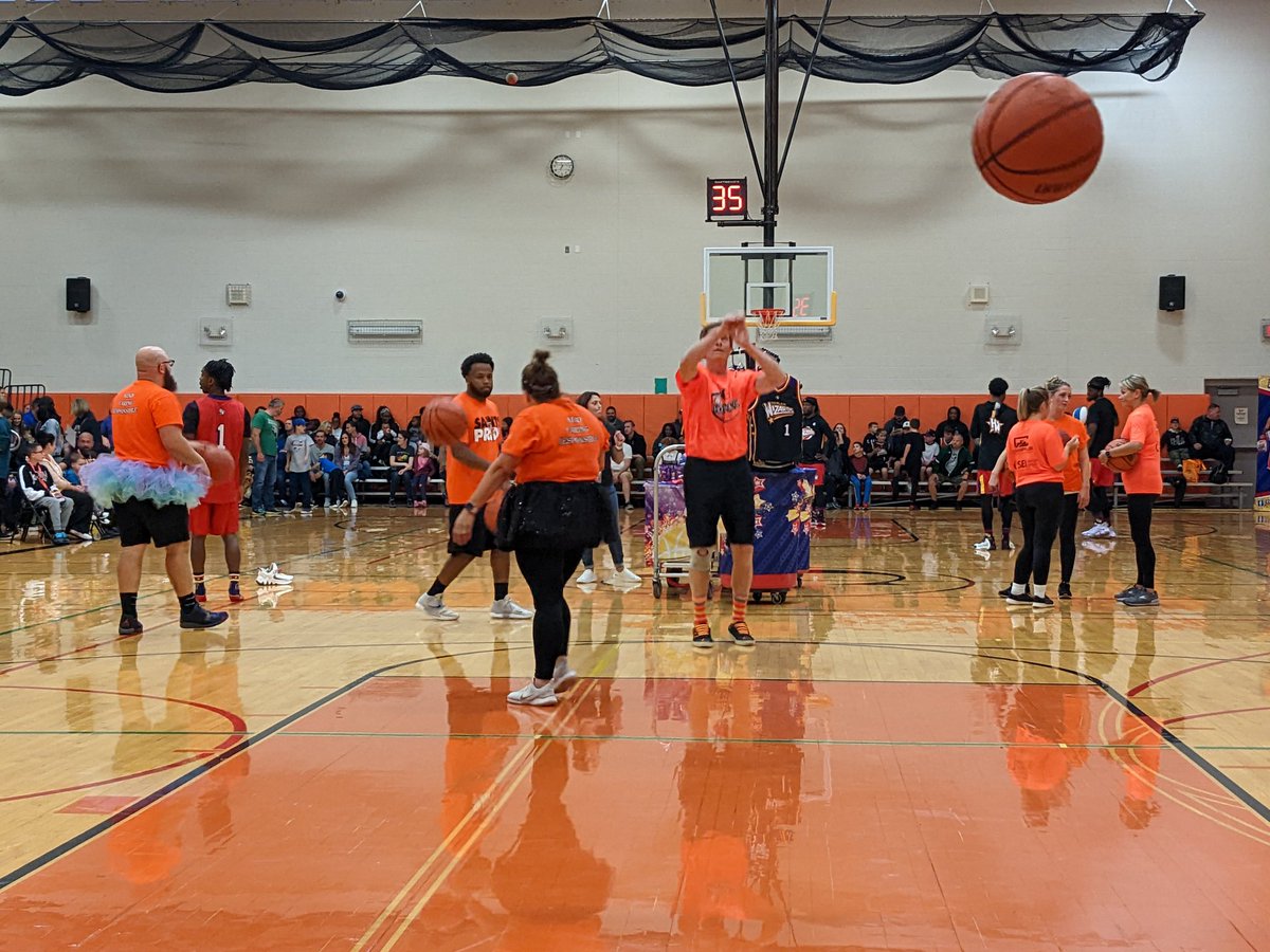 CCCSDtweets's tweet photo. Sold out crowd for the @HarlemWizards vs #CCCSD HoopStars!! https://t.co/mUw6cP8UgK