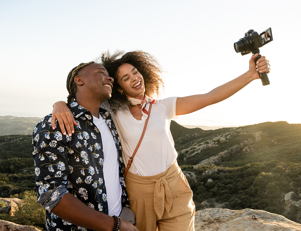 Nikon_Chile's tweet image. La felicidad es mejor cuando es compartida. 😊  ¡¡Y también la #Fotografía!! 😏😉📷
¡A capturar muchas sonrisas en este #FinDeSemana que ya llega! 📸
Foto Nikon Z 30.
#Nikon #NikonZ #Z30 #Mirrorless #Video #Vlogg #Vlogging #Contenidos