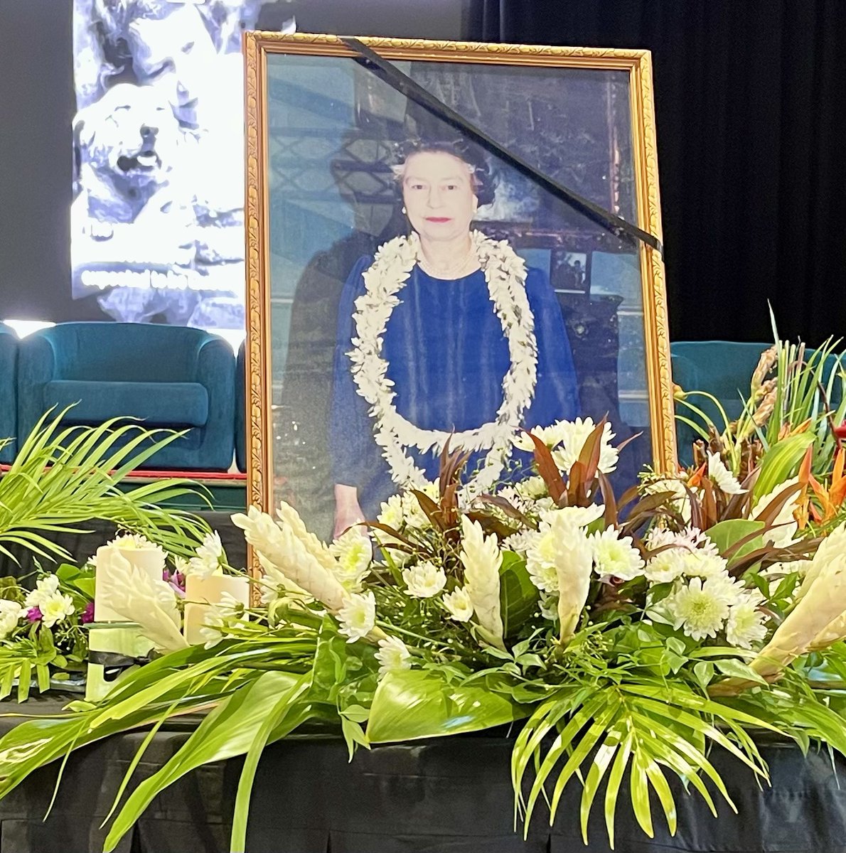 The Australian High Commission was honoured to join Cook Islands’ National Memorial Service for Her Majesty Queen Elizabeth II today.  

Australia and Cook Islands have shared in Her Majesty’s long and historic reign. Together, we remember her life of service. 

Te Atua te Aroa.