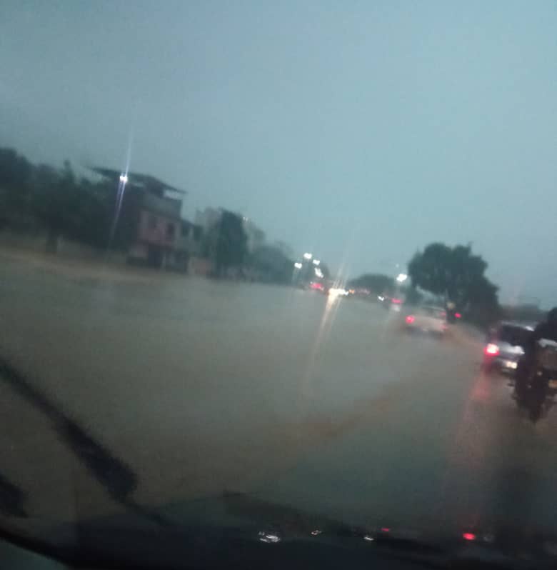 globovision's tweet photo. #Lluvias desencadenan inundaciones en la Avenida Perimetral y varias vías de Charallave

📷  @Red_CiudadanaVE https://t.co/sG1cAmJ4FP