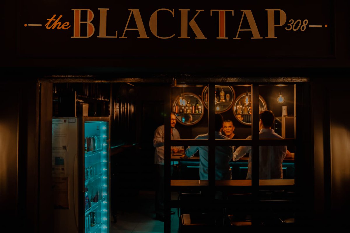 theblacktap's tweet photo. No es fri-day, es beer-day 🍻

Los esperamos en el corazón de Miraflores con unas artesanales heladas 🍺 #itsbeeroclock https://t.co/UQAQZgSr34