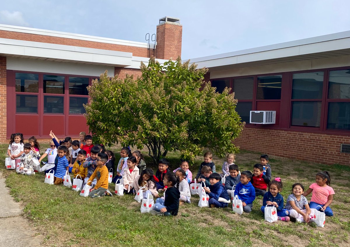 MsJacobs_Rm_15's tweet photo. Our #kinderstars L🍎VED our Apple Picking Day @PhillipsAveElem @MrsTomer_Rm16 https://t.co/p1SvrL1nSF