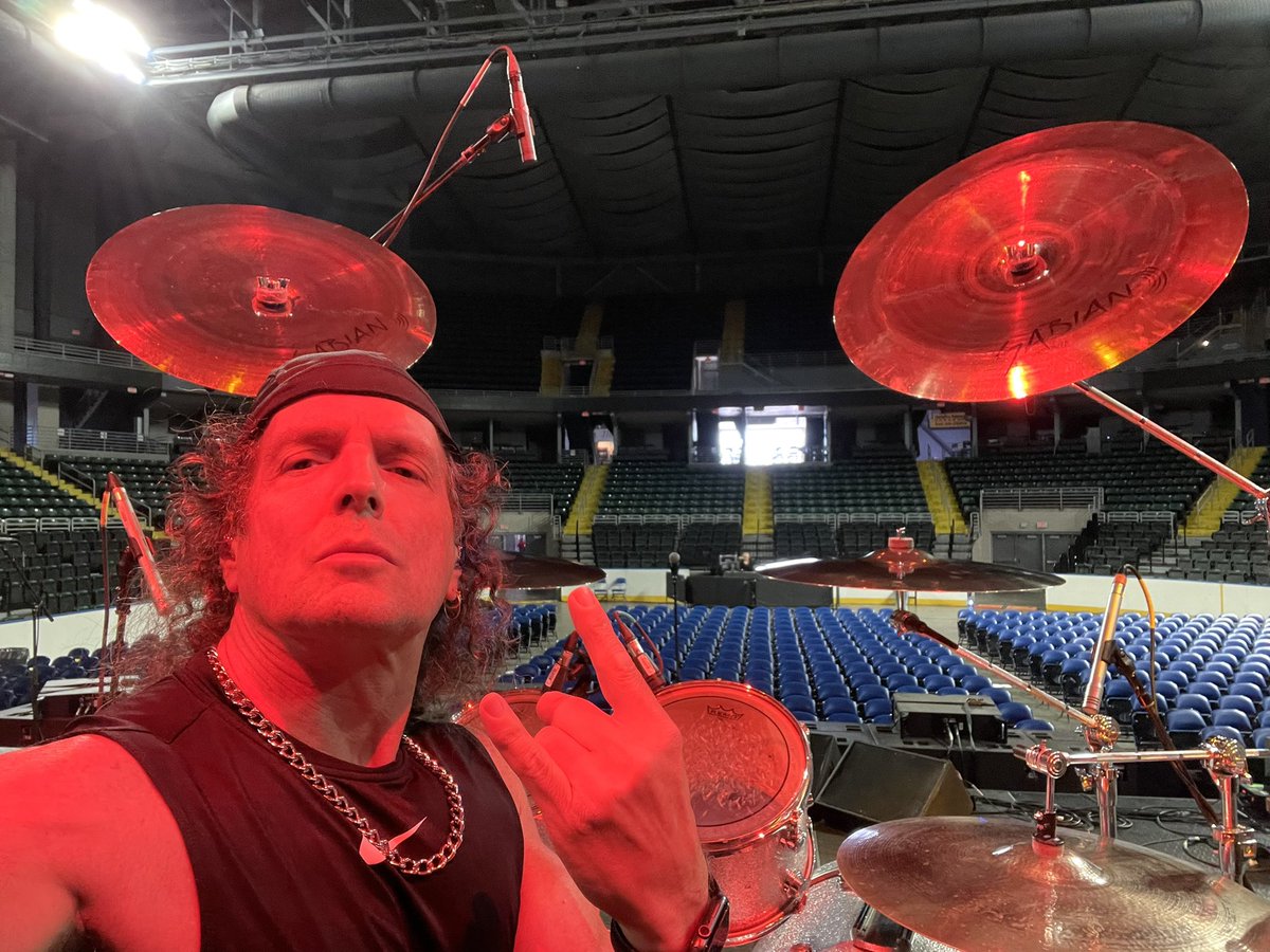 Hittin’ at the Family Arena in St.Louis tonight with Lita  Ford (+ Warrant &amp; Winger).