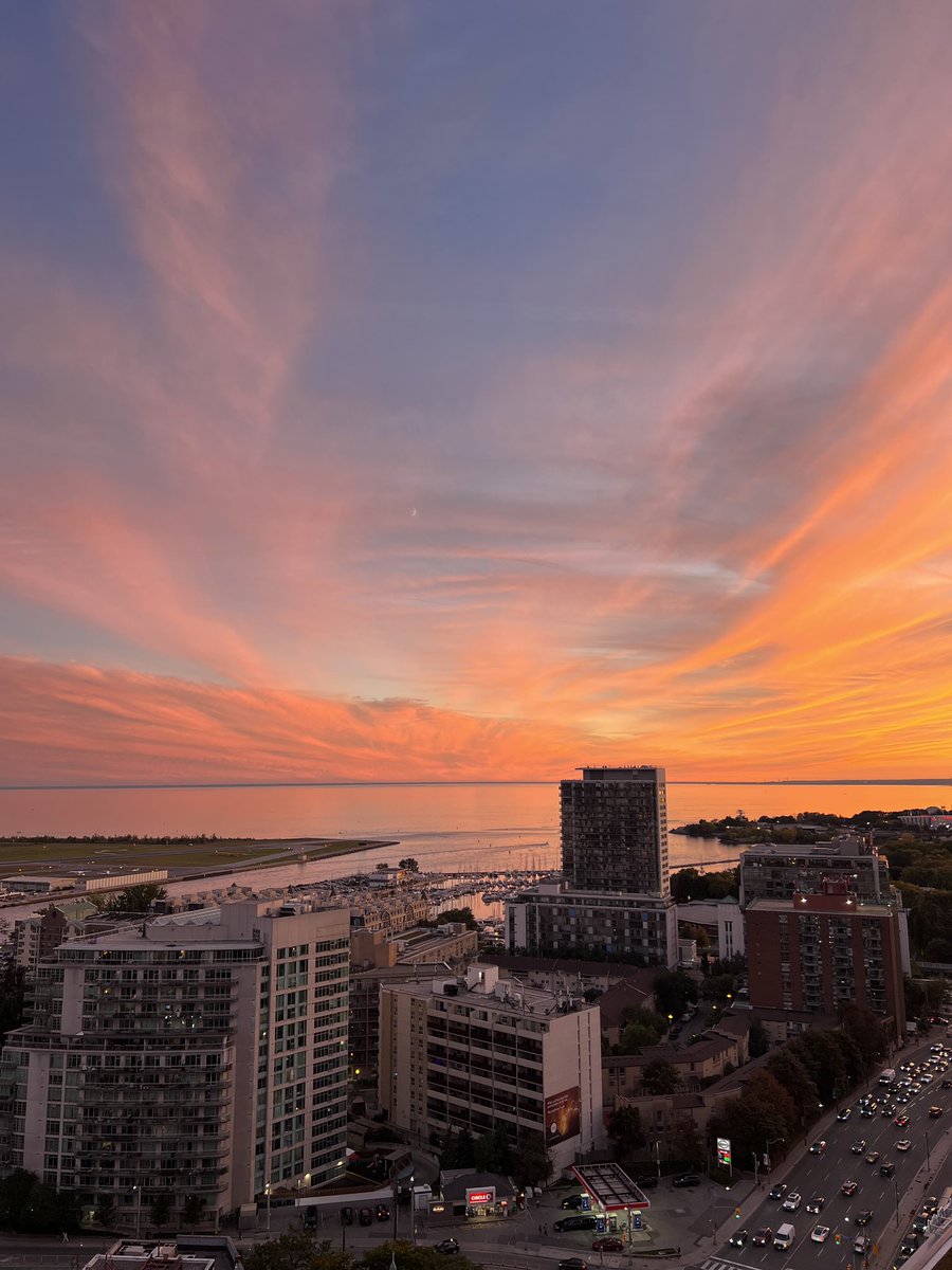 a_v_manda's tweet photo. Ahhh, fall sunsets in #Toronto. #TorontoSunset https://t.co/cbrgNfdXdl