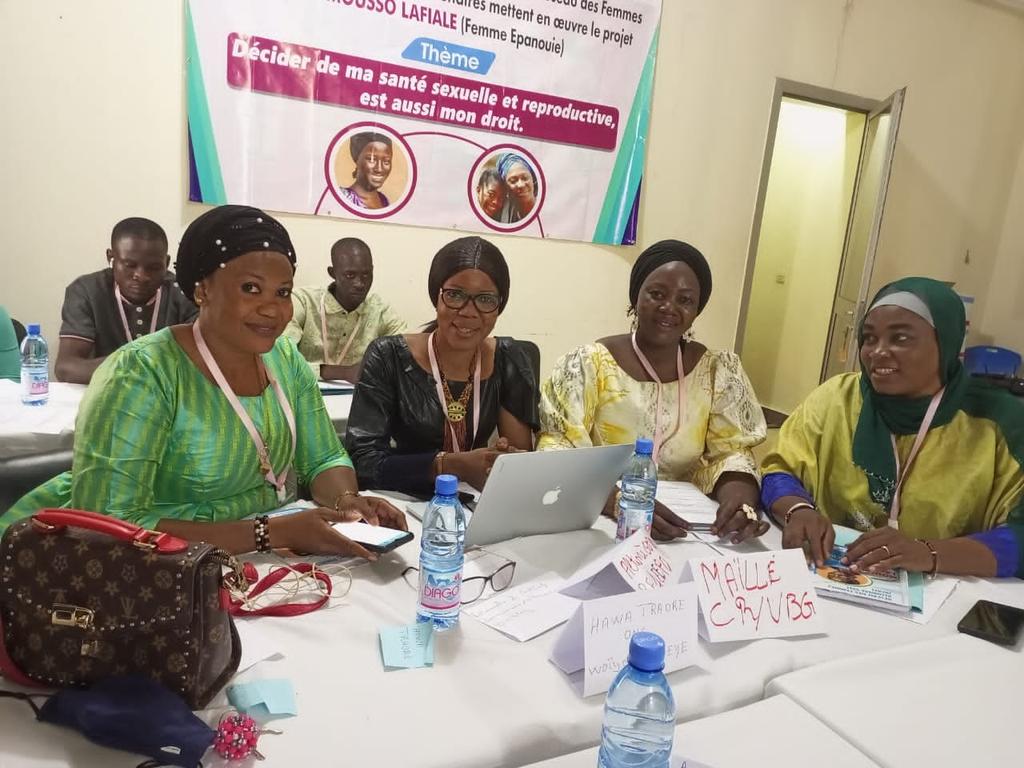 CoulibalyDima's tweet photo. Fin de 5 jours de formations des 30 formatrices sur SDSR initiée par le Réseau des Femmes Alumnae Yali RFAY Mali
#RFAY
#Feministeenaction
#AFD
#CARE
#Moussolafialé https://t.co/SiWyBuYFQE