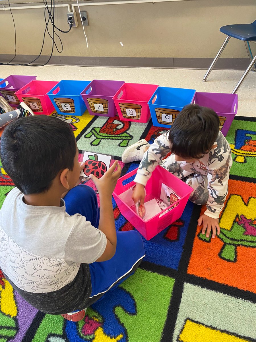 MsJacobs_Rm_15's tweet photo. 🍎🍏Our Dual Language #kinderstars enjoyed apple themed centers today! Apples, apples, &amp; more apples! 🍏🍎 @PhillipsAveElem @MrsTomer_Rm16 https://t.co/GDHz59BQQw