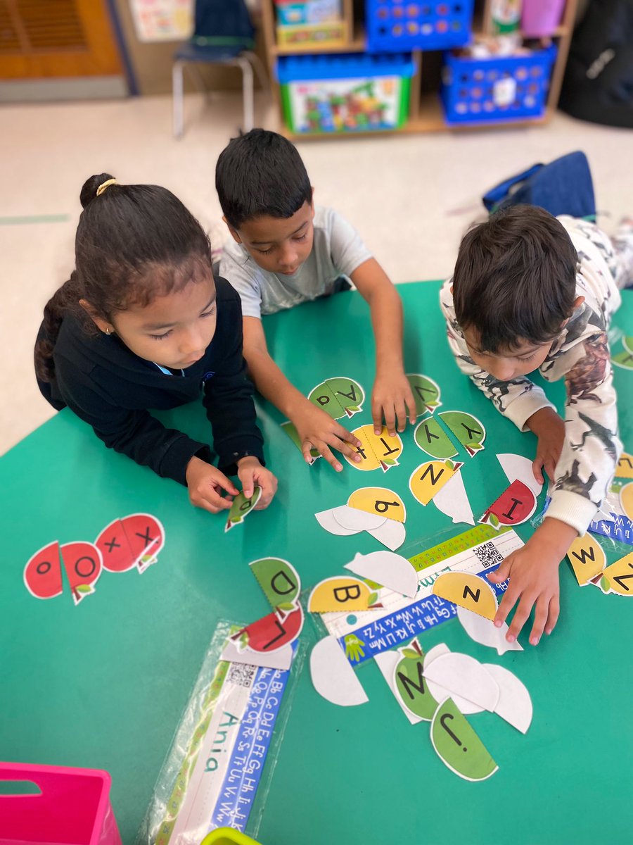 MsJacobs_Rm_15's tweet photo. 🍎🍏Our Dual Language #kinderstars enjoyed apple themed centers today! Apples, apples, &amp; more apples! 🍏🍎 @PhillipsAveElem @MrsTomer_Rm16 https://t.co/GDHz59BQQw