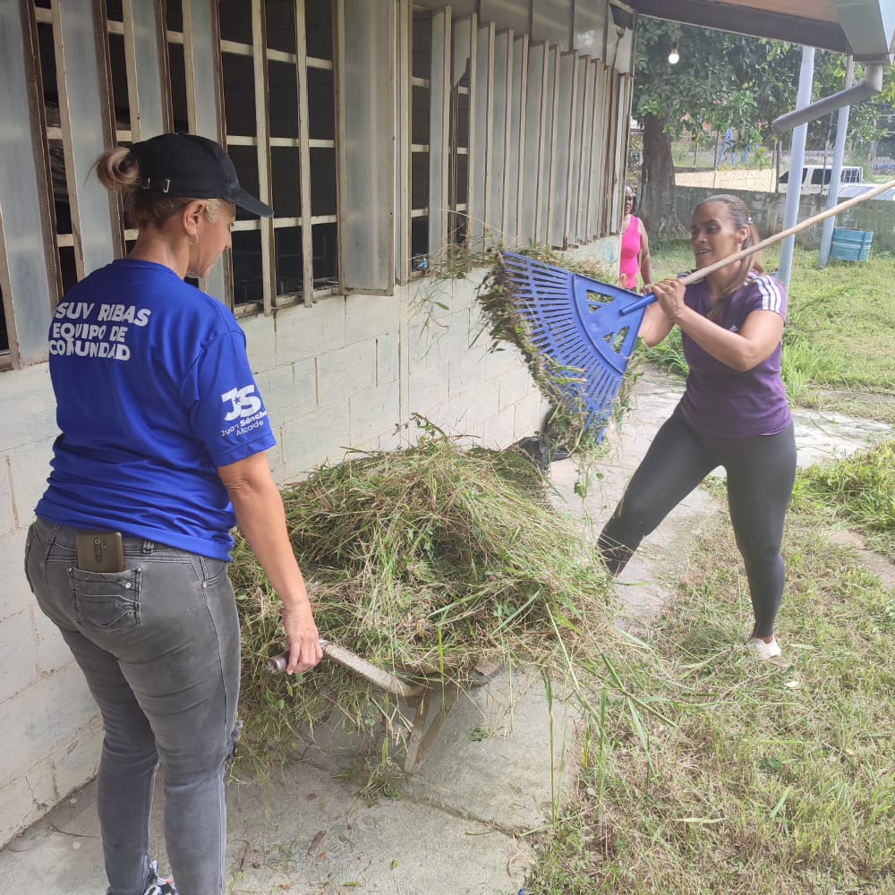 Cumpliendo con las instrucciones de nuestro Pdte <a href="/NicolasMaduro/">Nicolás Maduro</a> y nuestra Gobernadora <a href="/Soykarinacarpio/">Karina Carpio</a>, desde hoy desplegados con las Bricomiles, las estructuras del psuv, representantes y docentes, para hacer mantenimiento general a nuestras escuelas.  

#Gobernamosparaservir