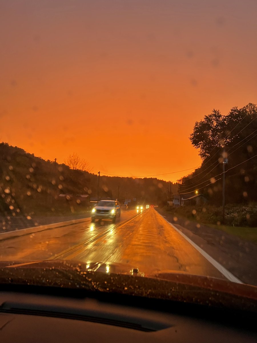 aliciarblaylock's tweet photo. The sky really came in clutch welcoming October 🎃 https://t.co/fGNqXUCEit